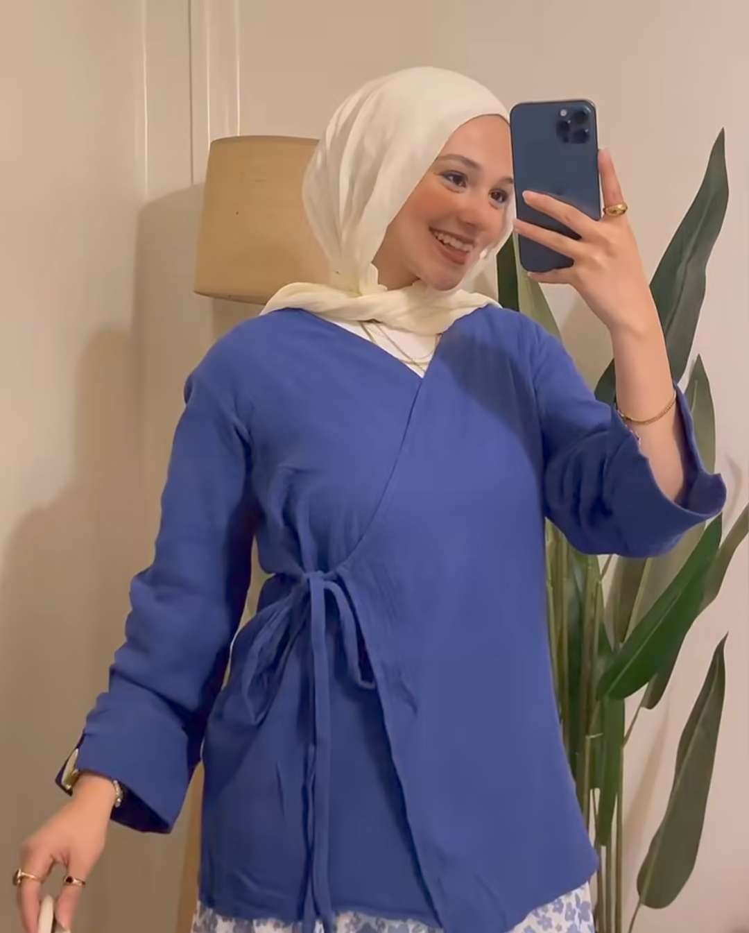 بلوزة كتان زرقاء برباط
