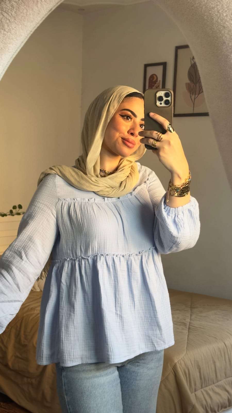 بلوزة بليسيه باللون الأزرق الفاتح
