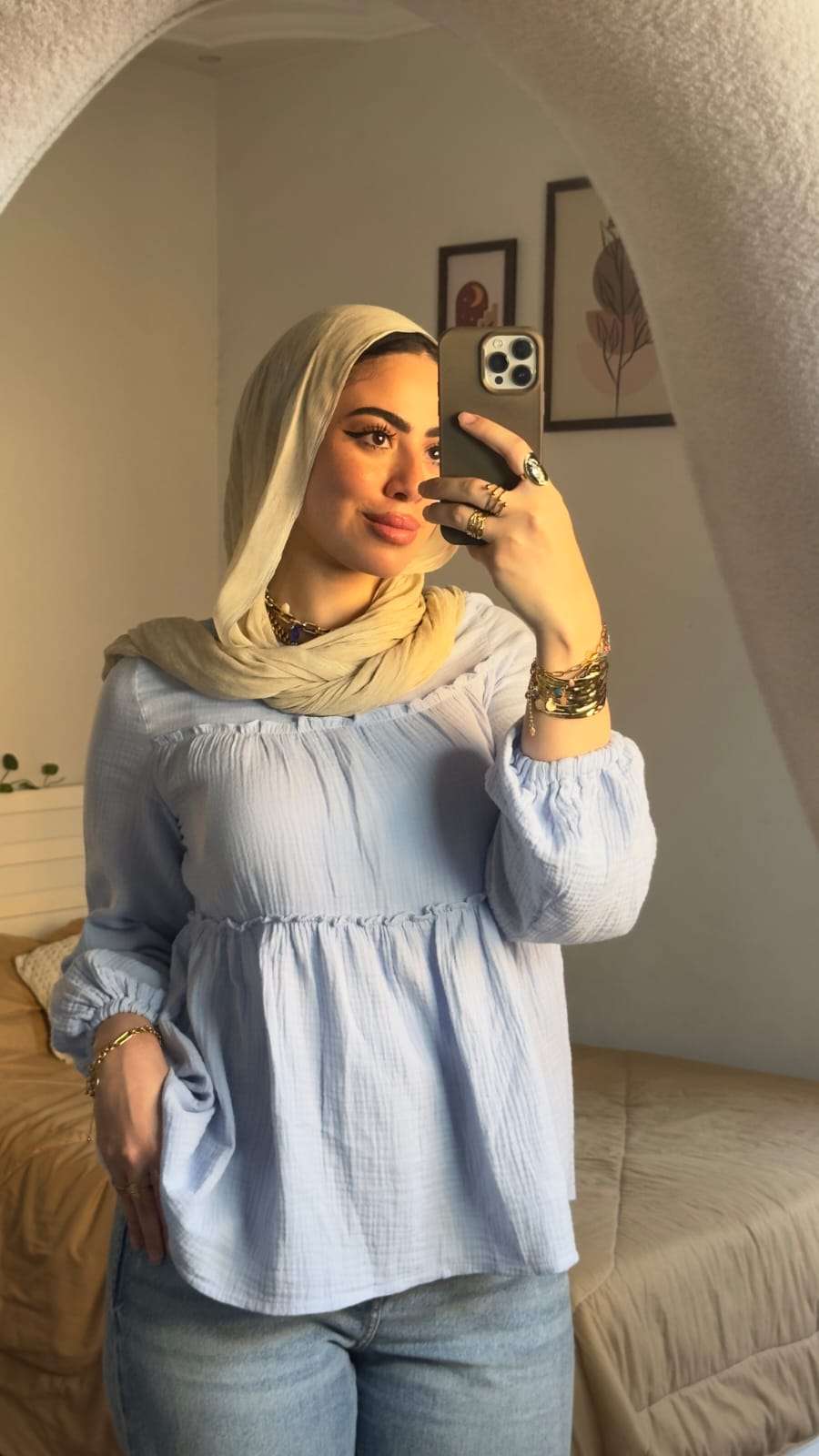 بلوزة بليسيه باللون الأزرق الفاتح