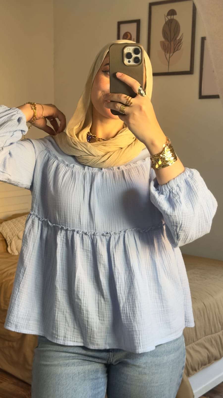 بلوزة بليسيه باللون الأزرق الفاتح