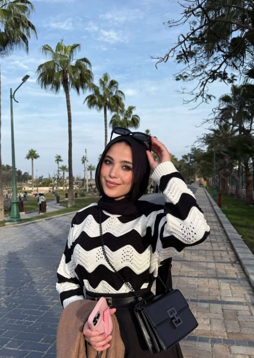 بلوفر بسلسلة مخطط باللون الأسود