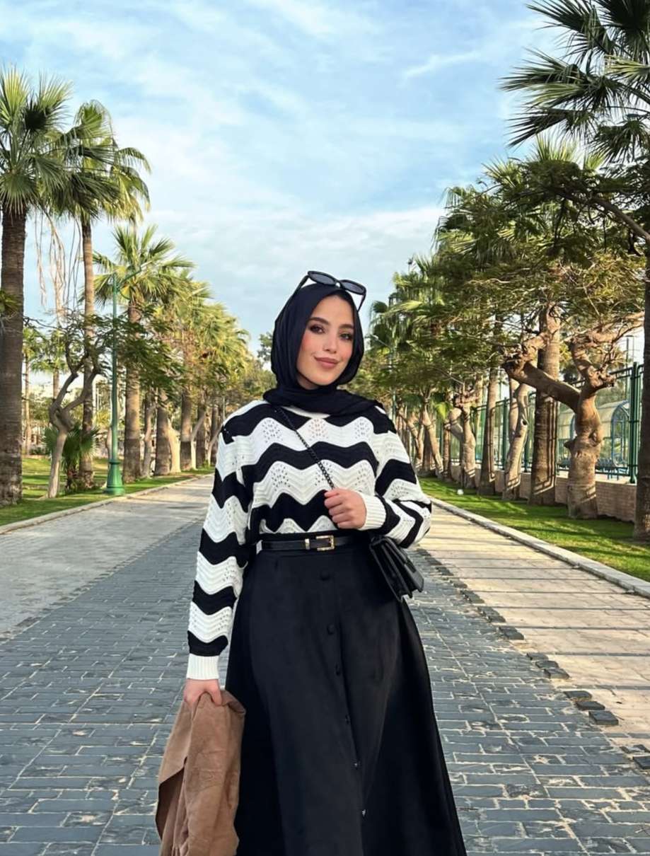 بلوفر بسلسلة مخطط باللون الأسود