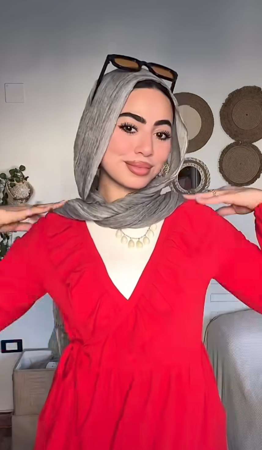 بلوزة حمراء بياقة ملفوفة