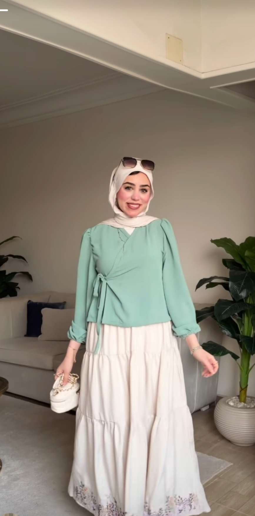 تنورة كتان مطرزة باللون البيج
