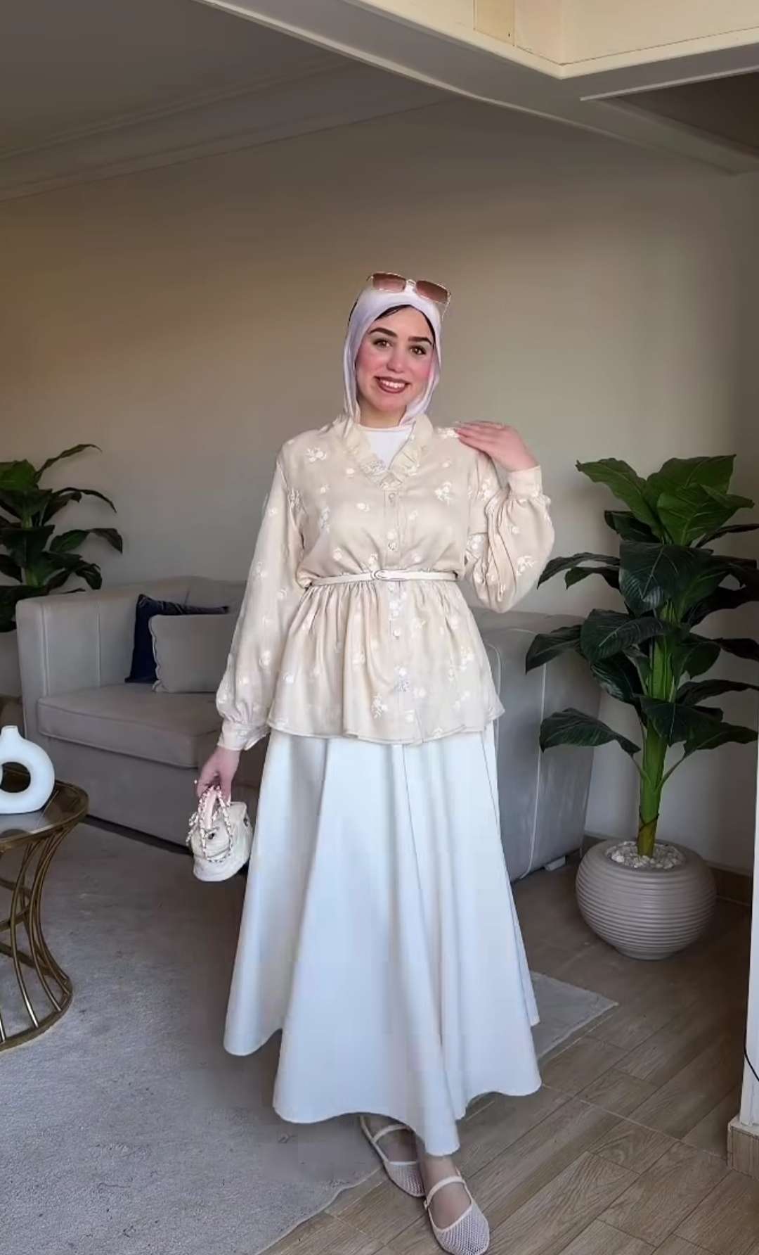 بلوزة بيج مطبعة بالورود