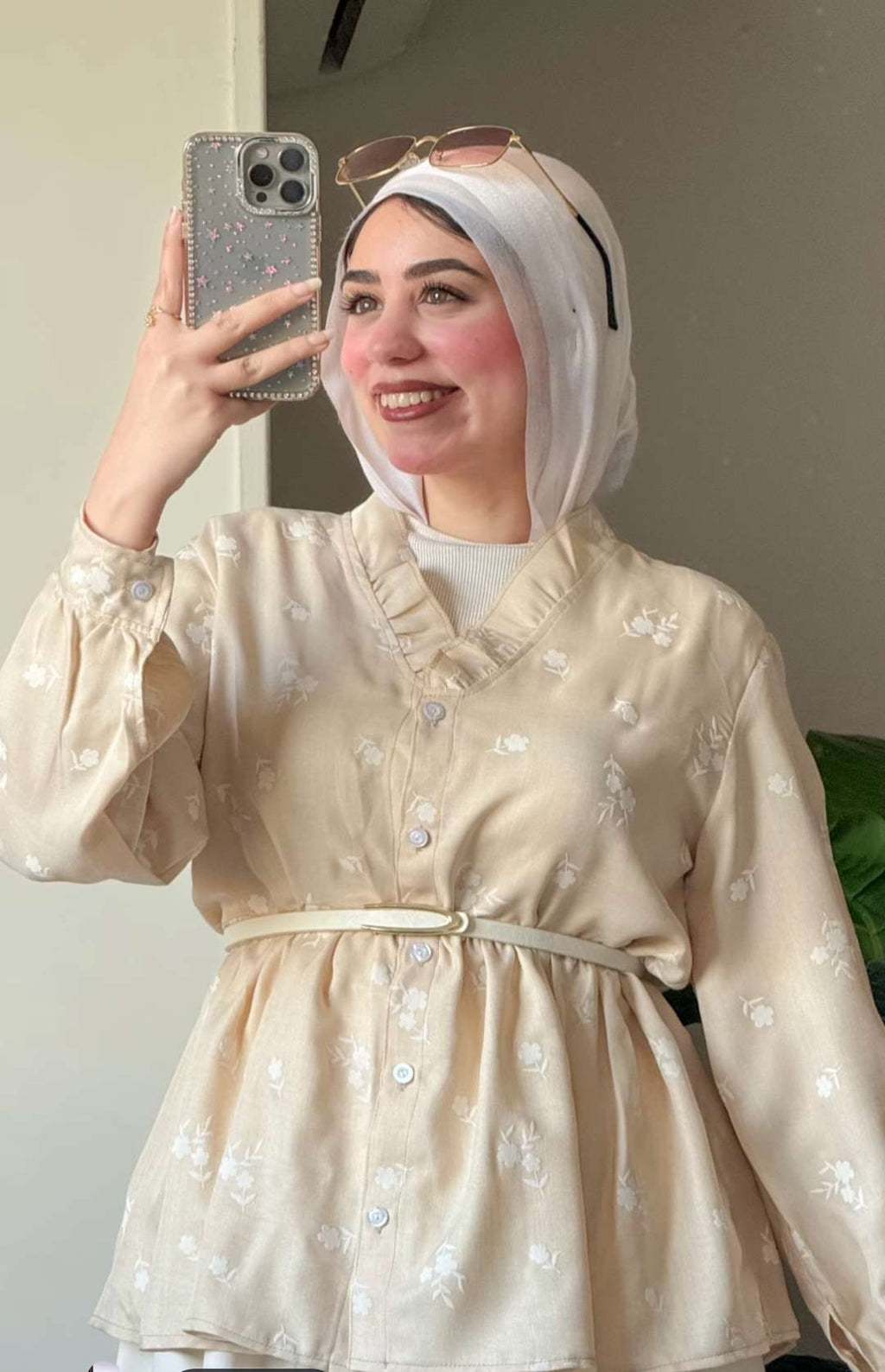 بلوزة بيج مطبعة بالورود