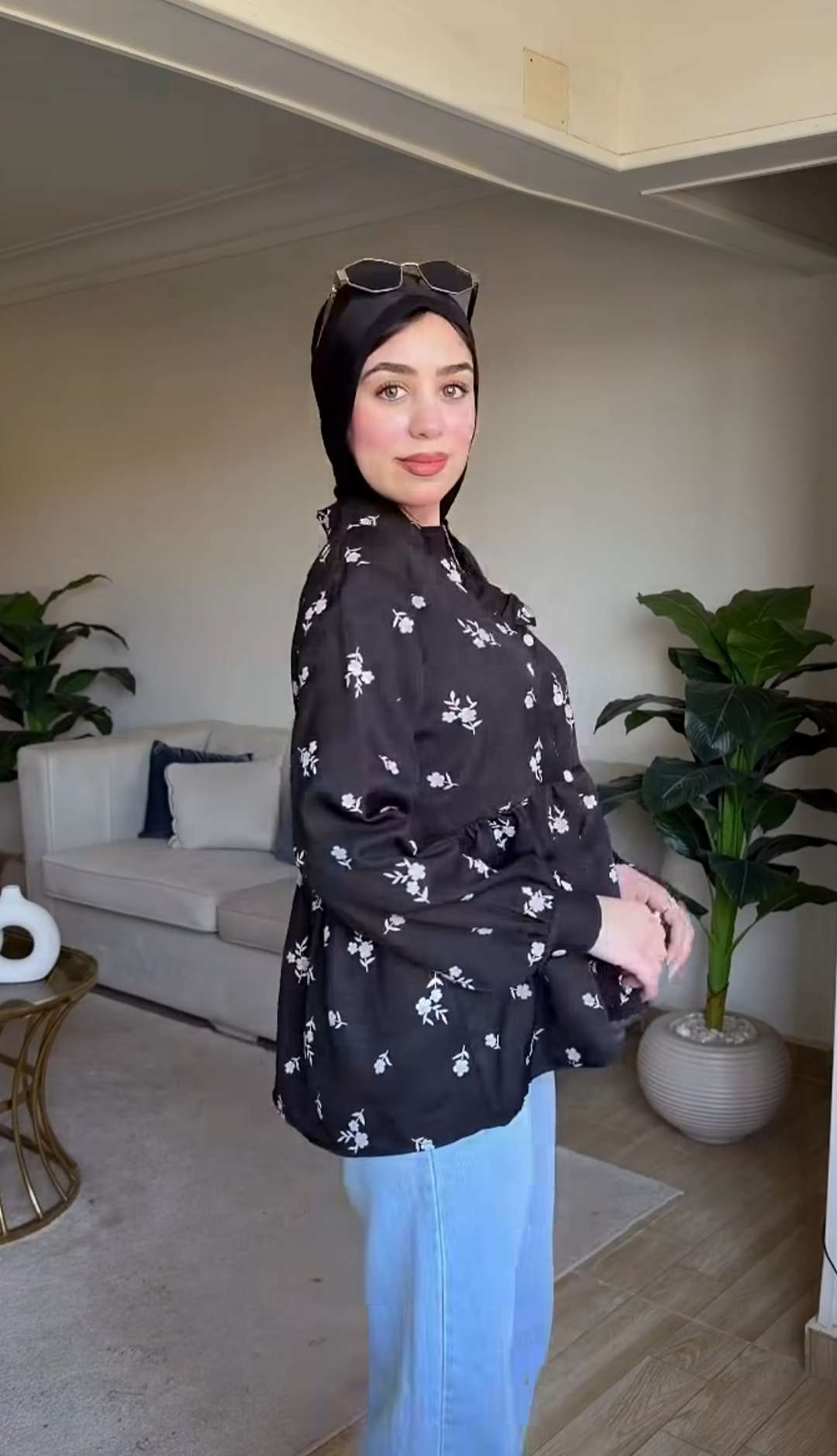 بلوزة سوداء مزينة بالورود
