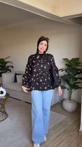 بلوزة سوداء مزينة بالورود