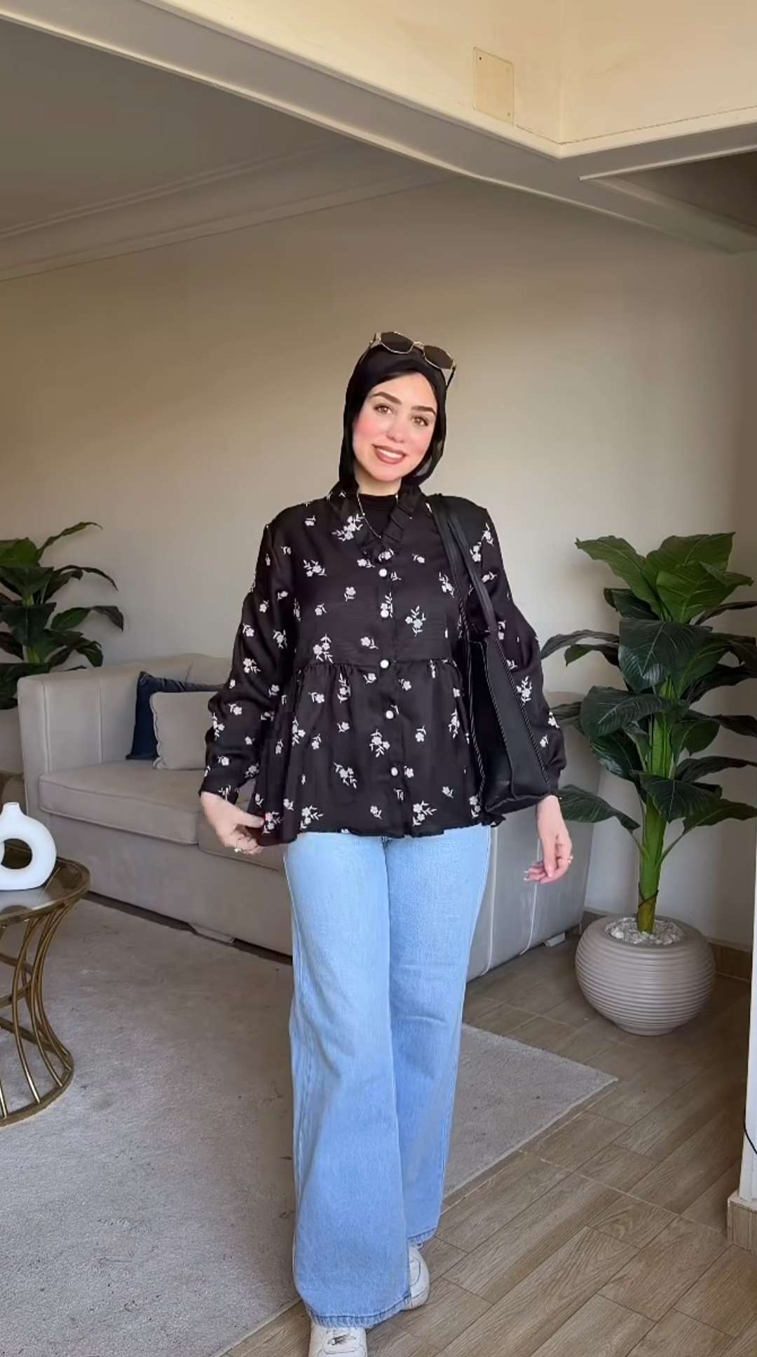 بلوزة سوداء مزينة بالورود