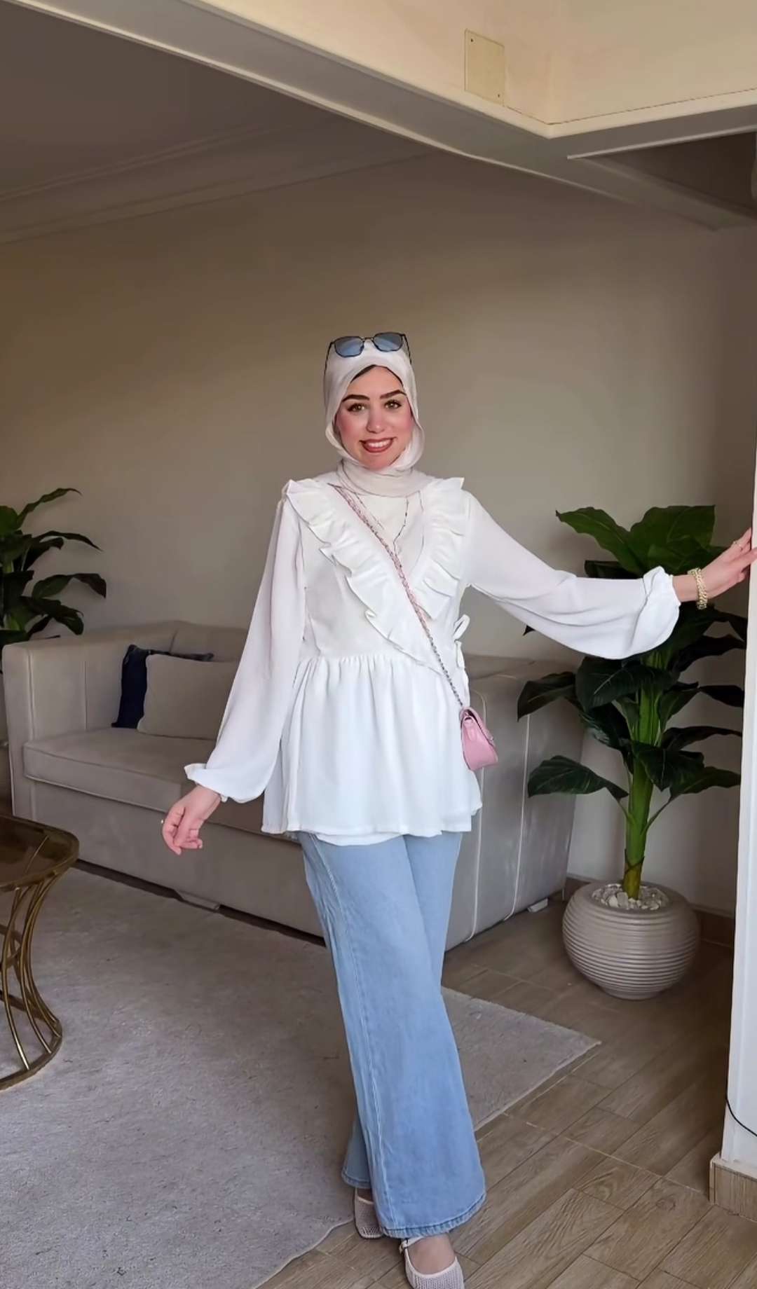 بلوزة بيضاء ملفوفة