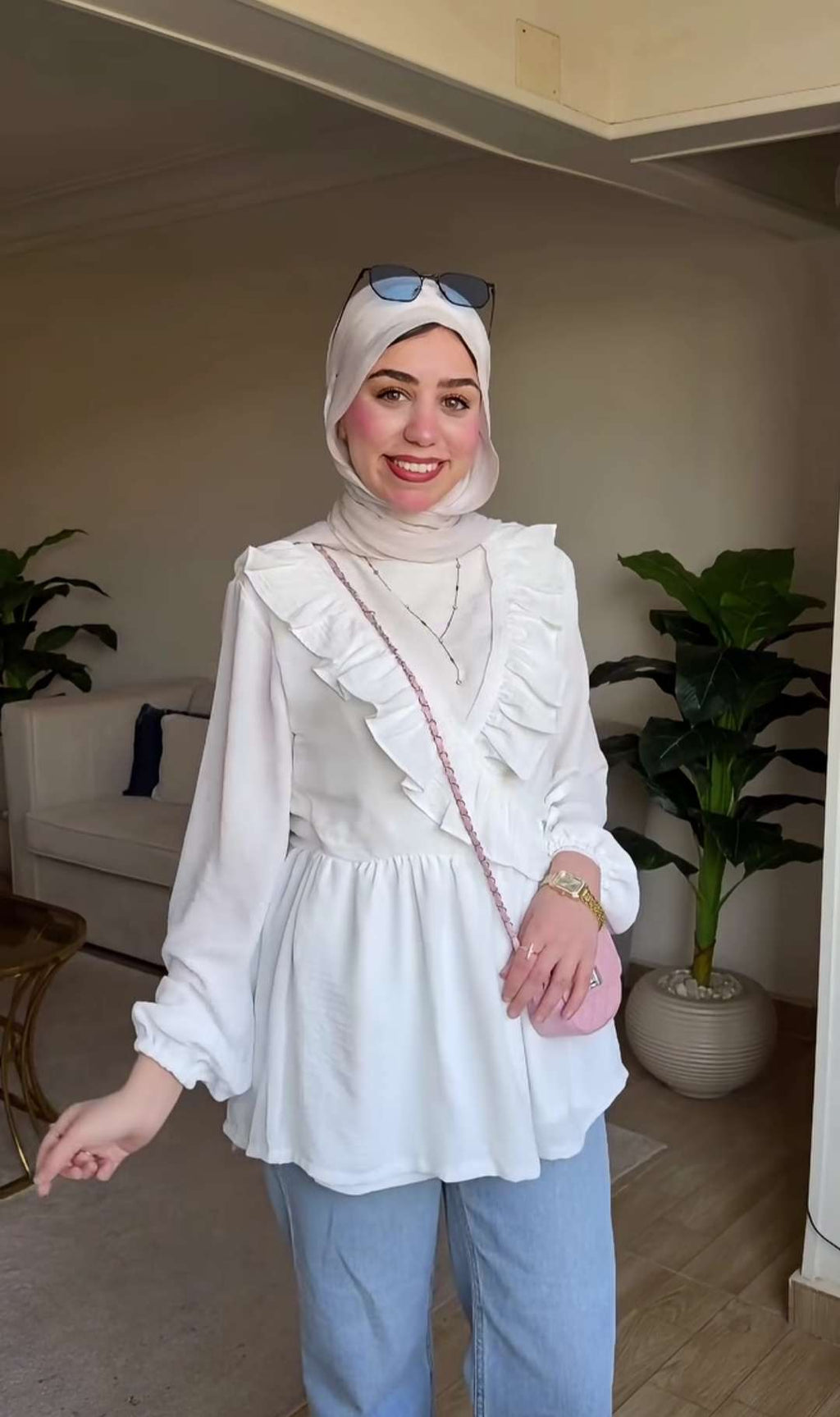 بلوزة بيضاء ملفوفة