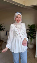 بلوزة بيضاء ملفوفة