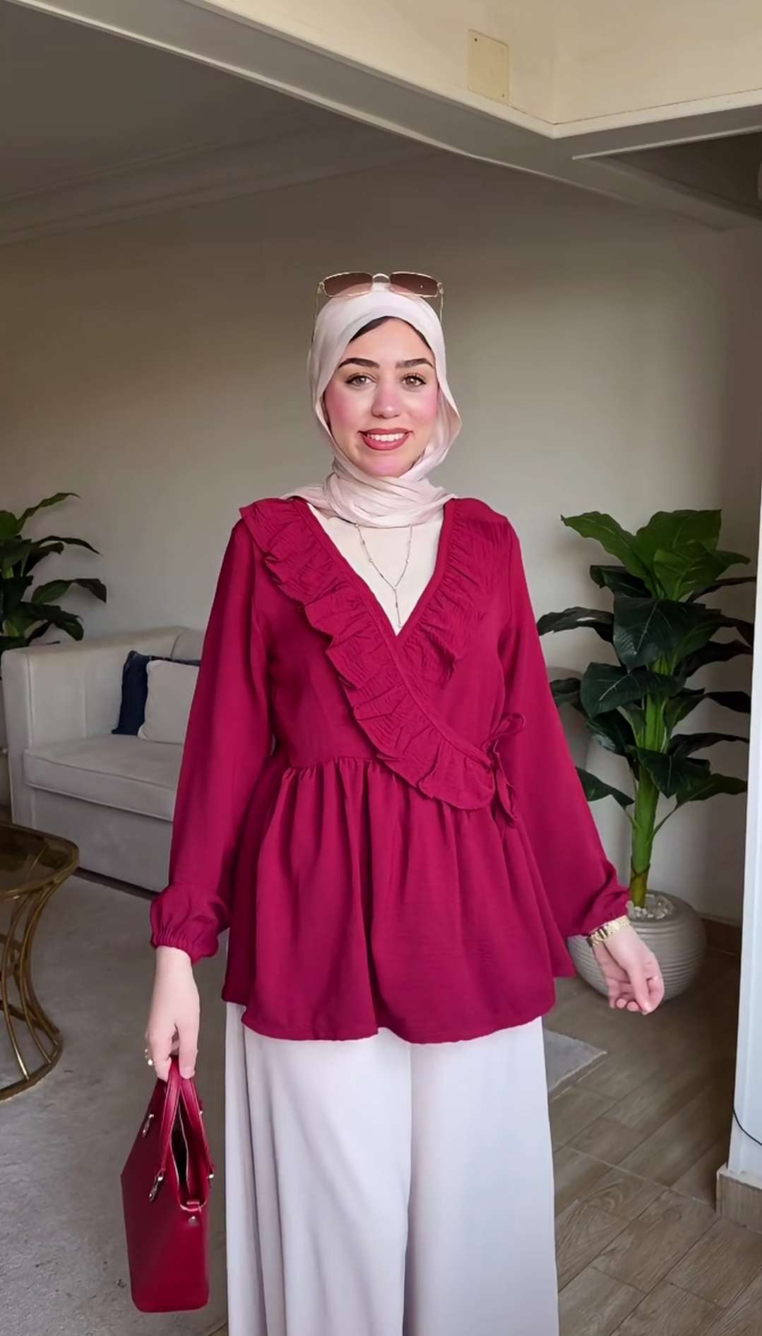 بلوزة لف باللون العنابي