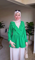 بلوزة خضراء ملفوفة