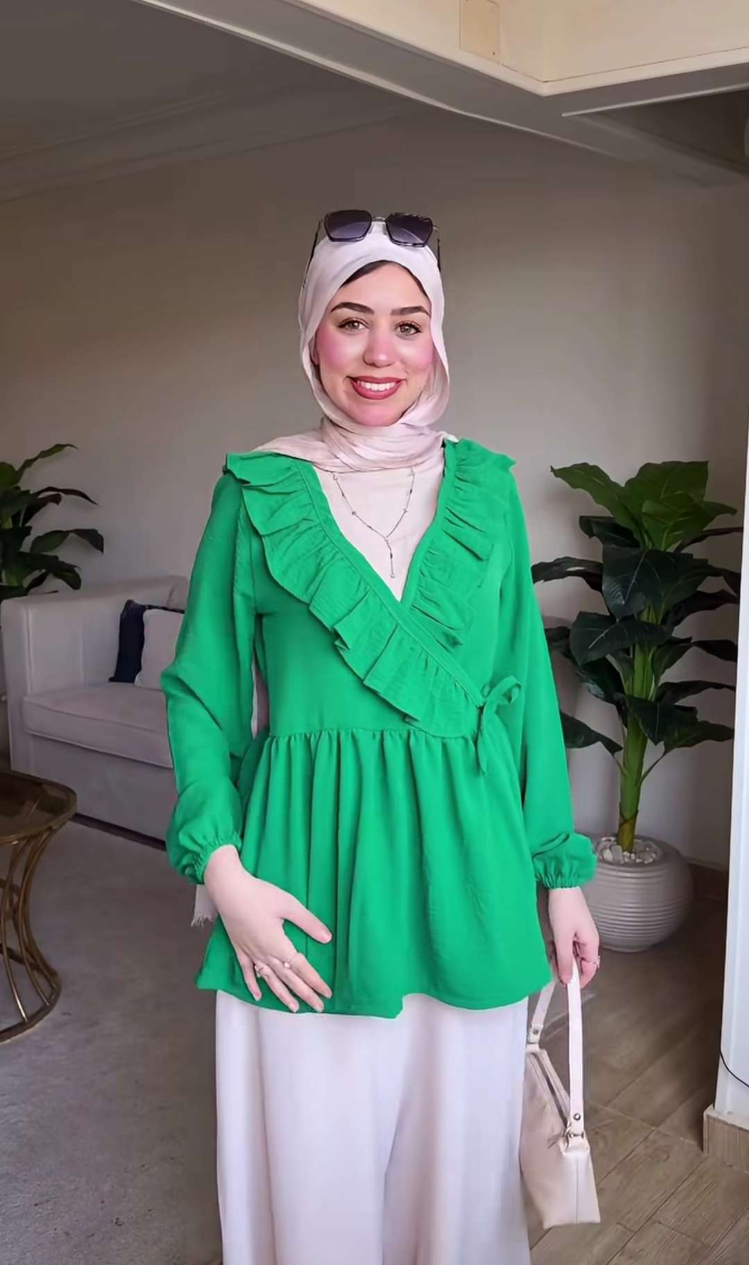 بلوزة خضراء ملفوفة