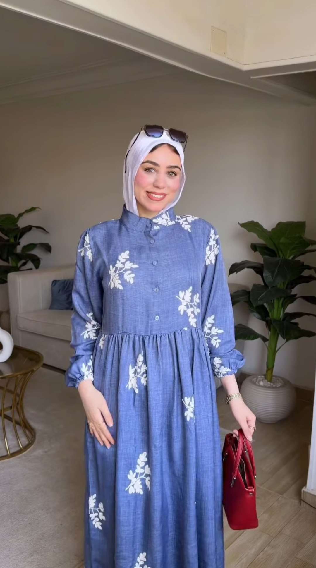 فستان أزرق مطرز