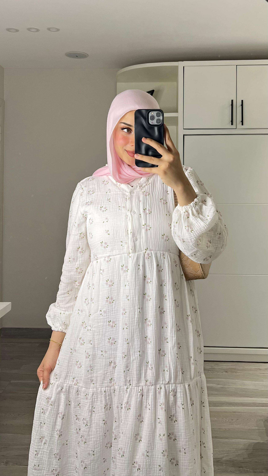 فستان أبيض مجعّد