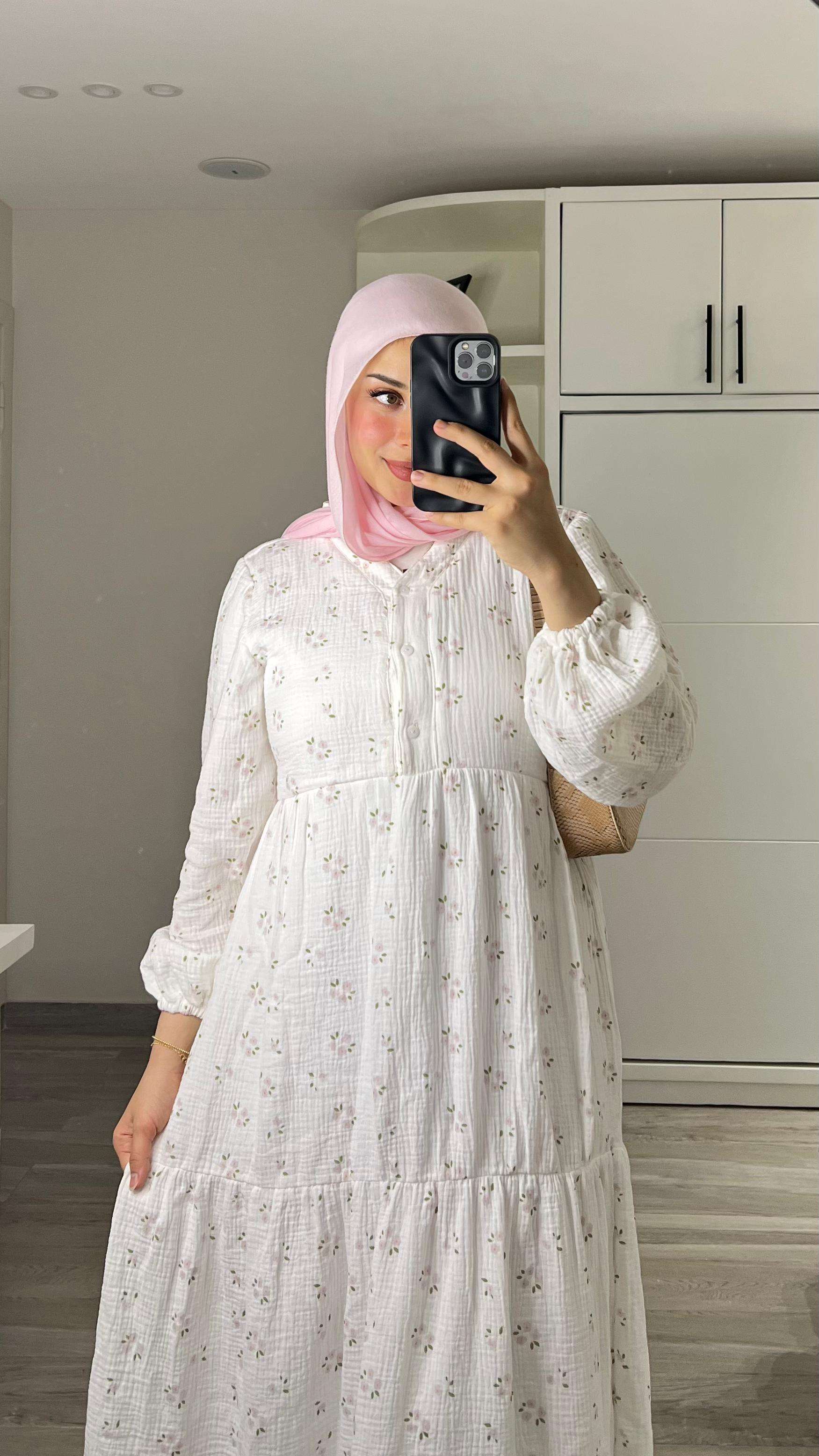فستان أبيض مجعّد