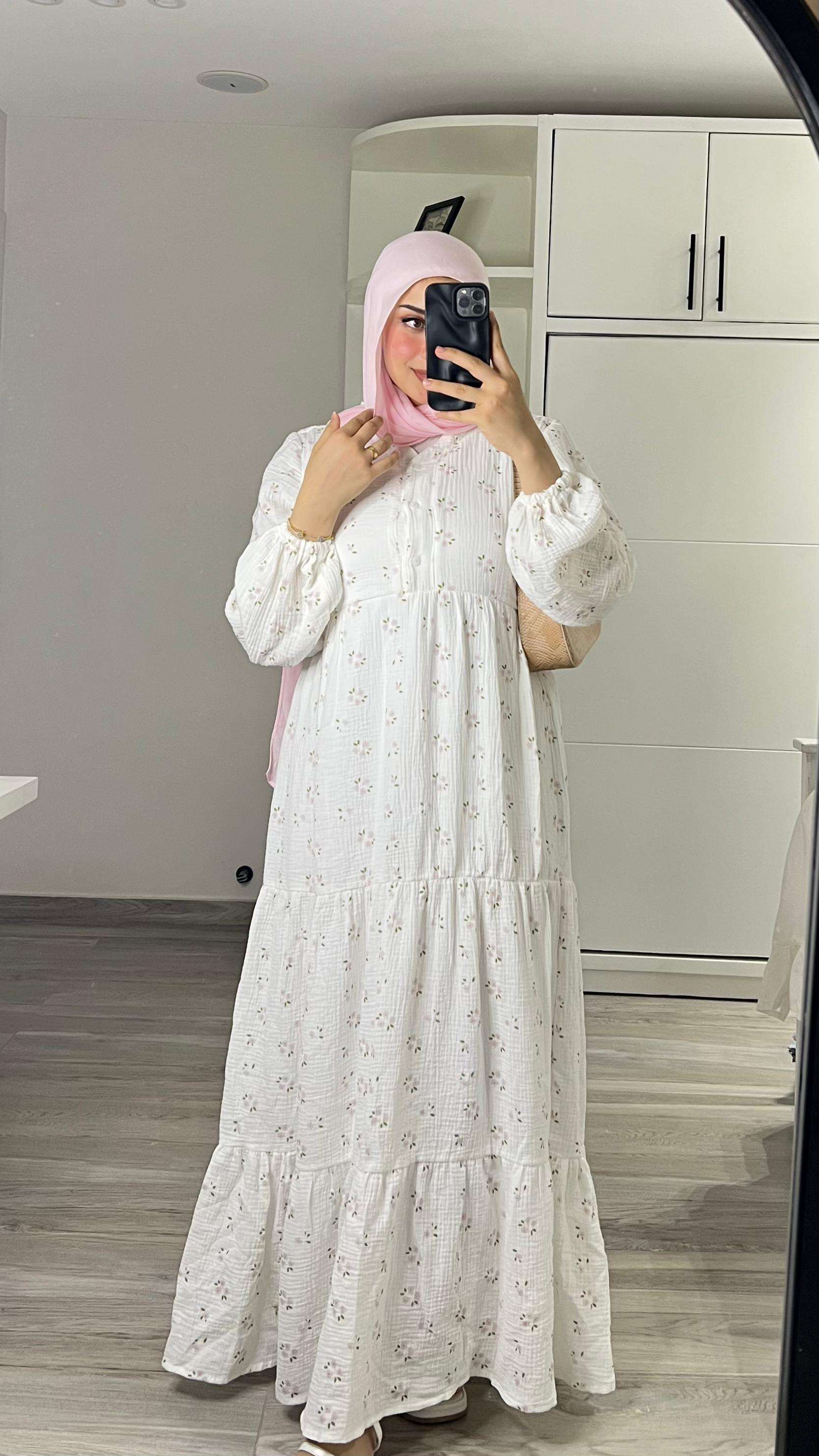 فستان أبيض مجعّد