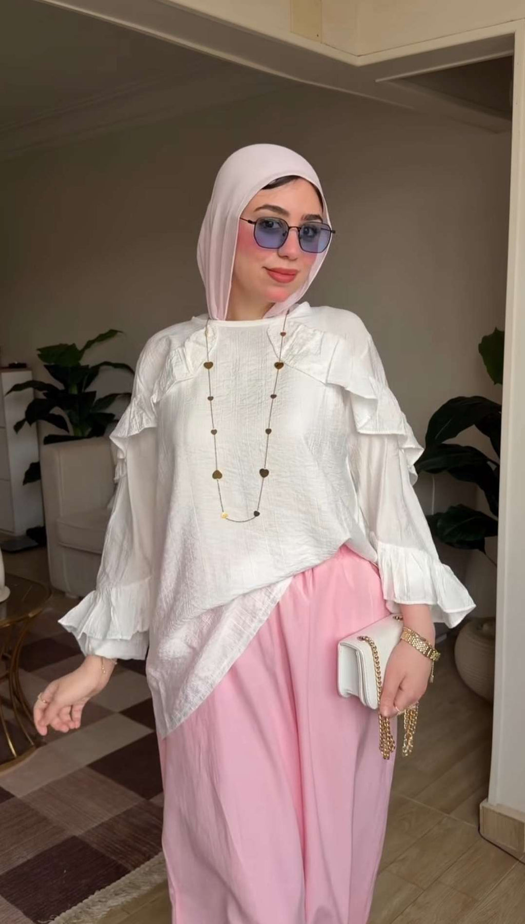 بلوزة بيضاء بيلا