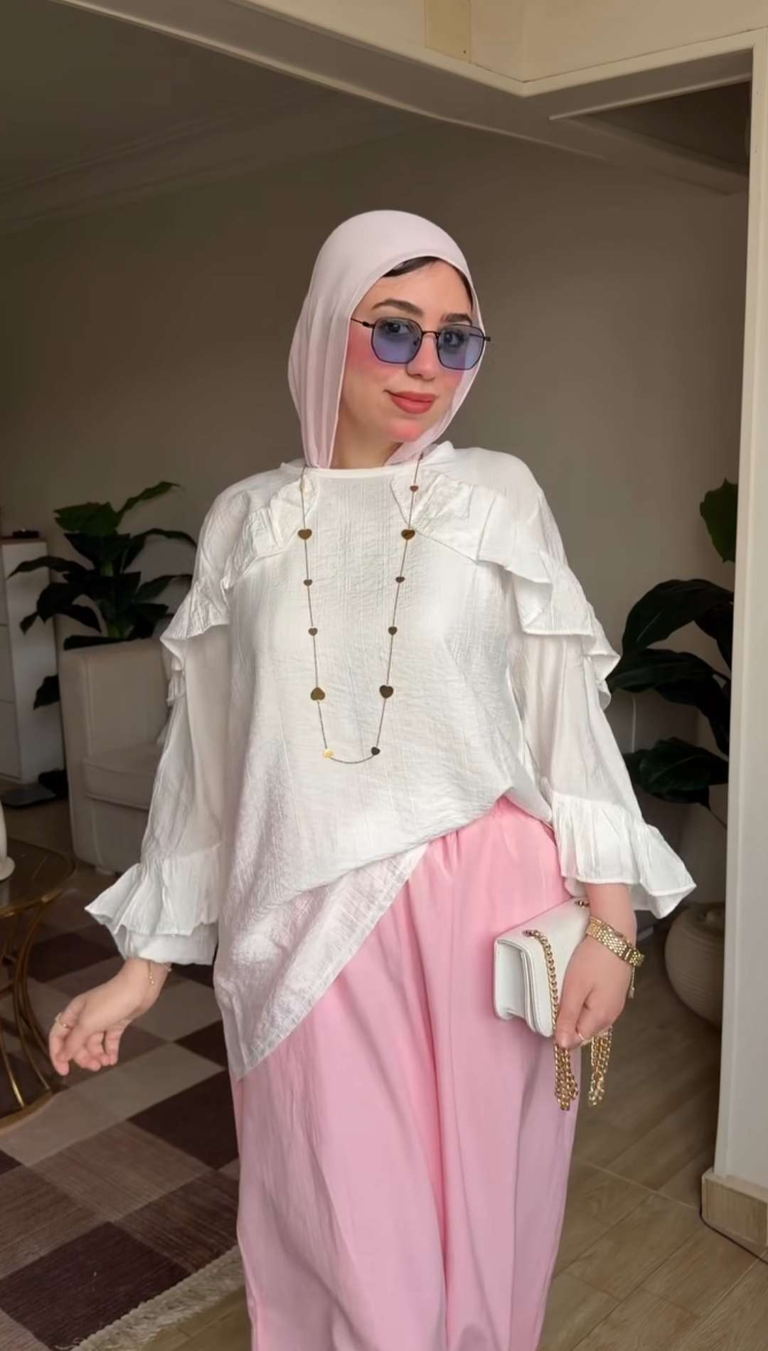 بلوزة بيضاء بيلا
