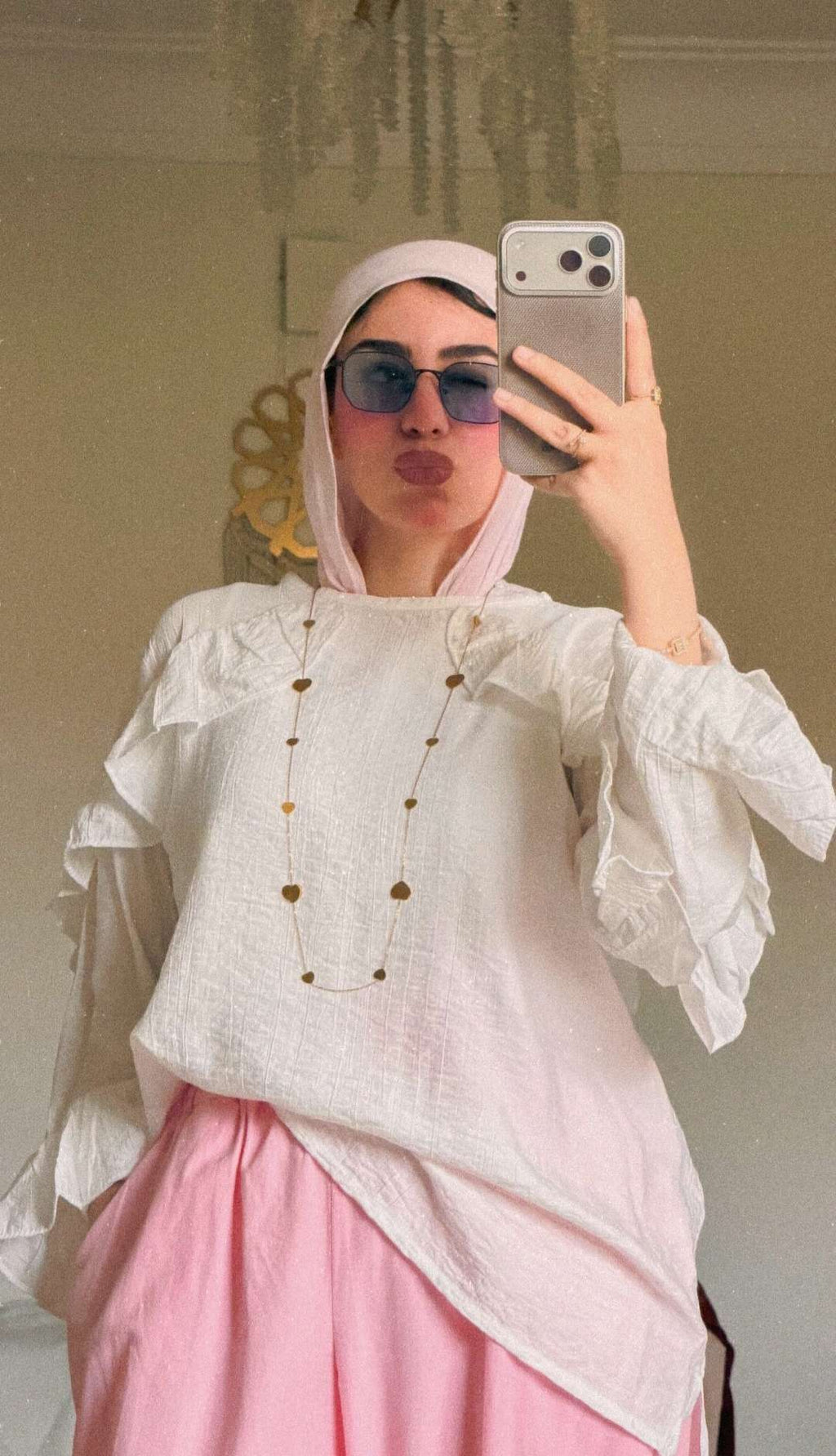 بلوزة بيضاء بيلا