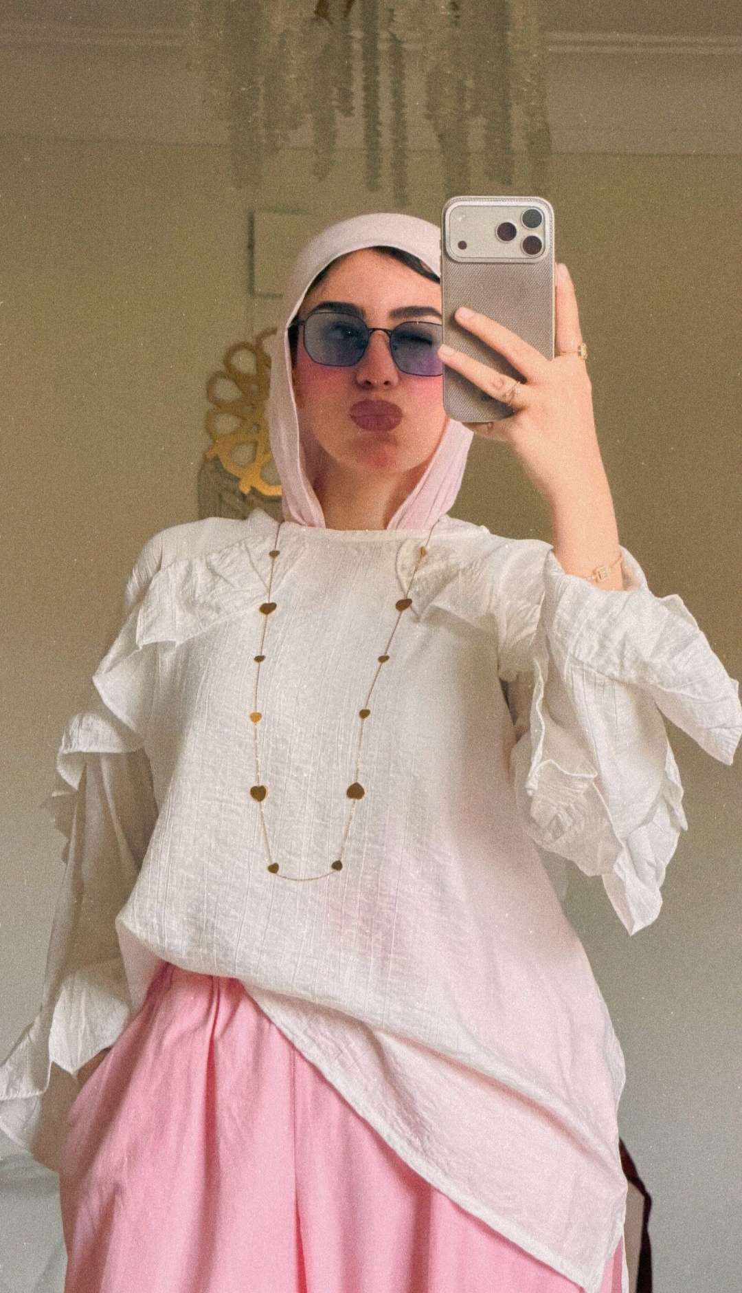 بلوزة بيضاء بيلا