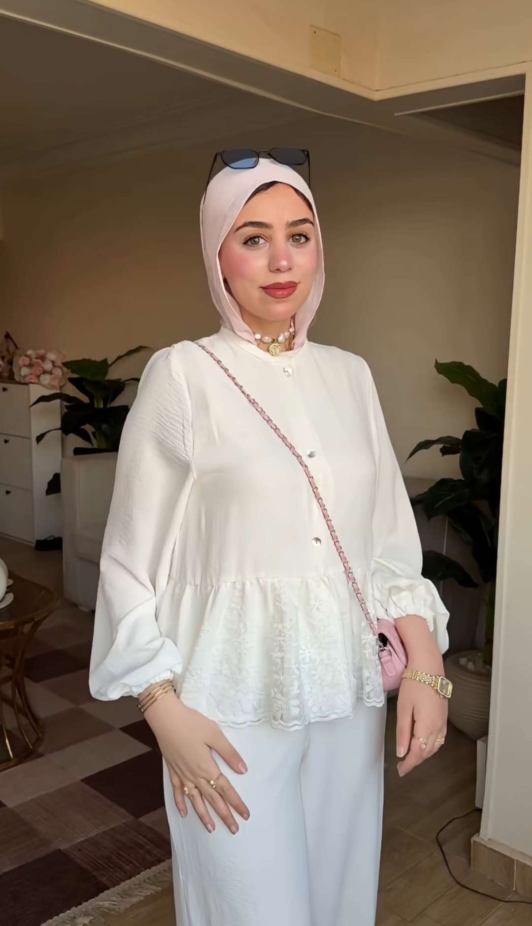 بلوزة دانتيل بيضاء