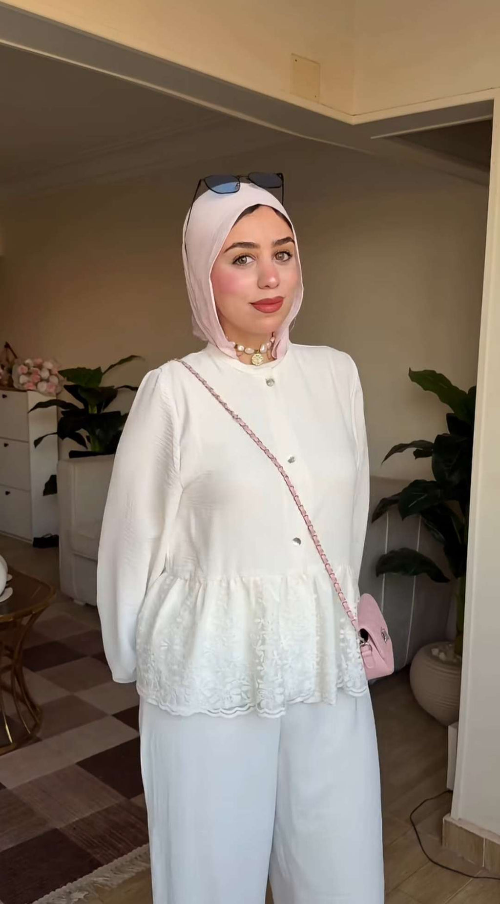 بلوزة دانتيل بيضاء