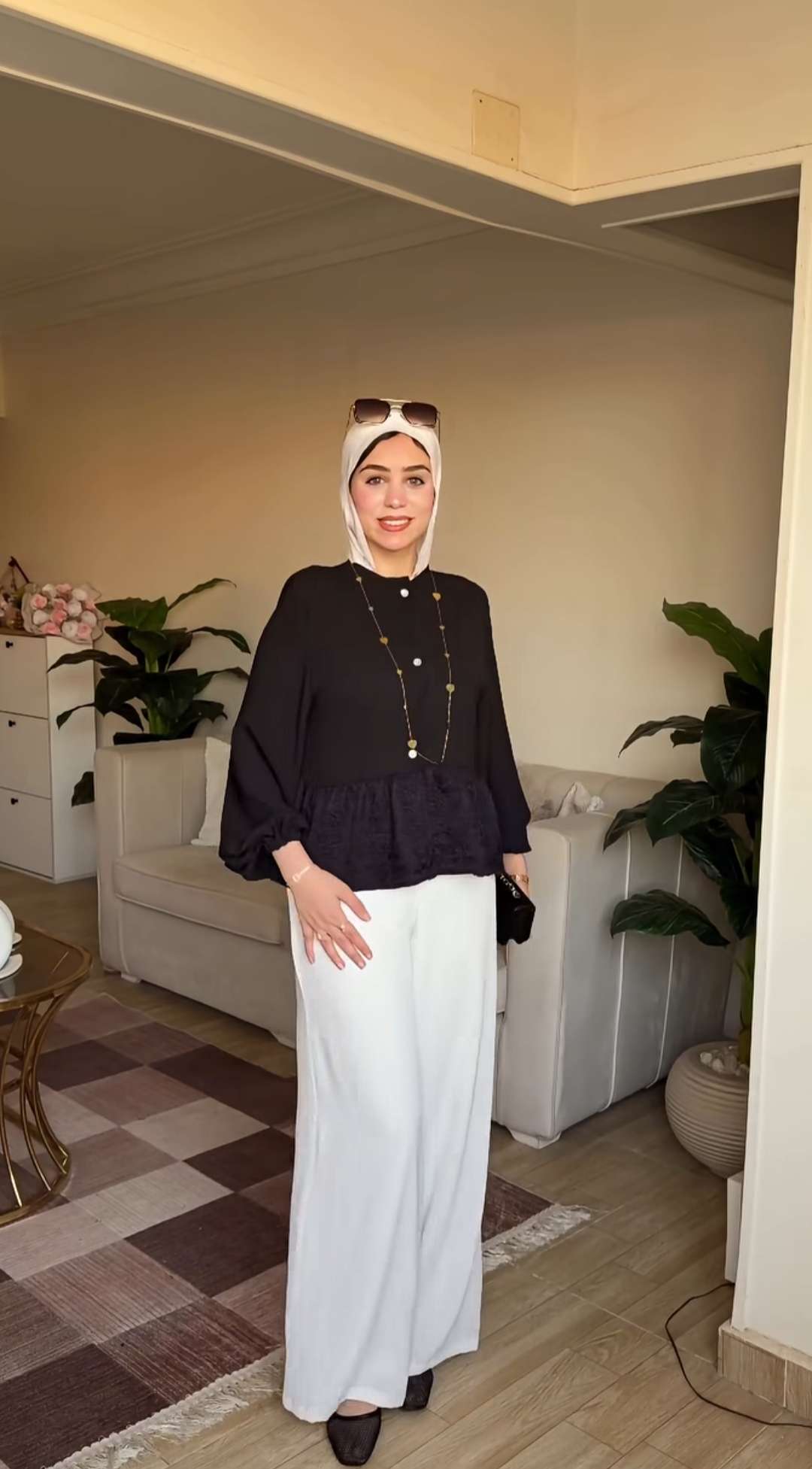 بلوزة دانتيل سوداء