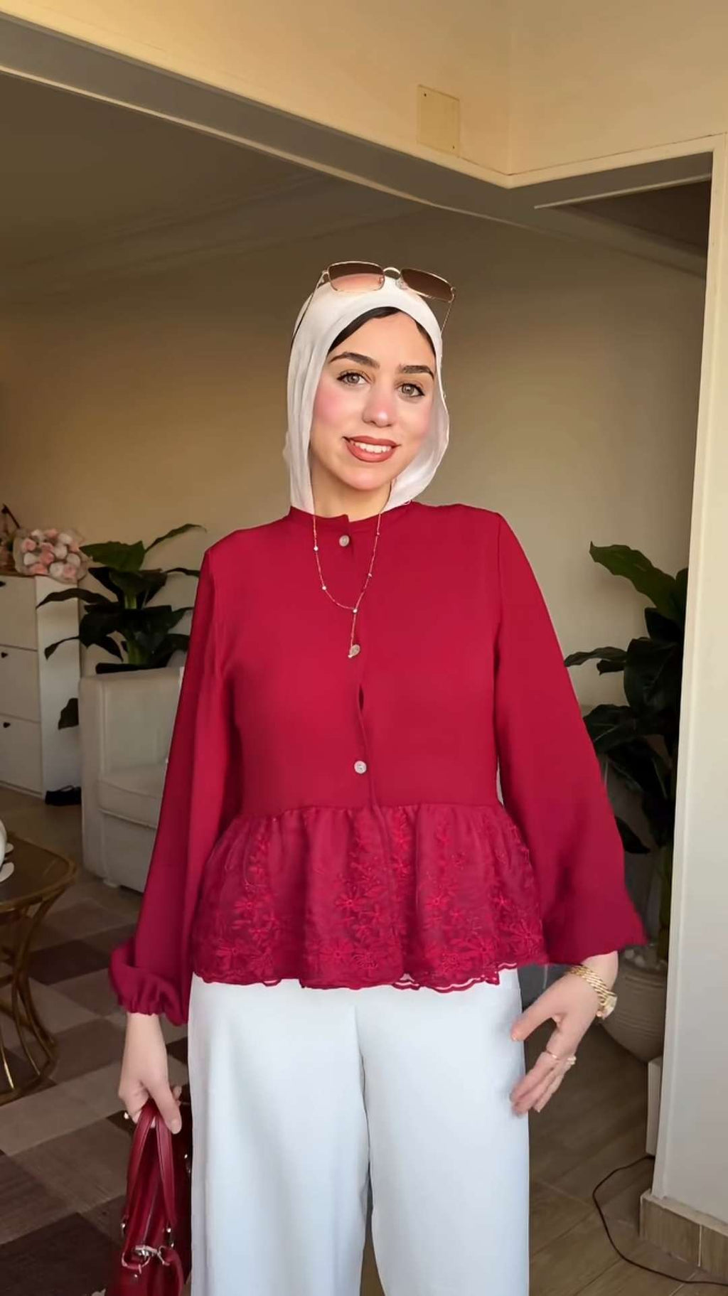 بلوزة دانتيل باللون العنابي