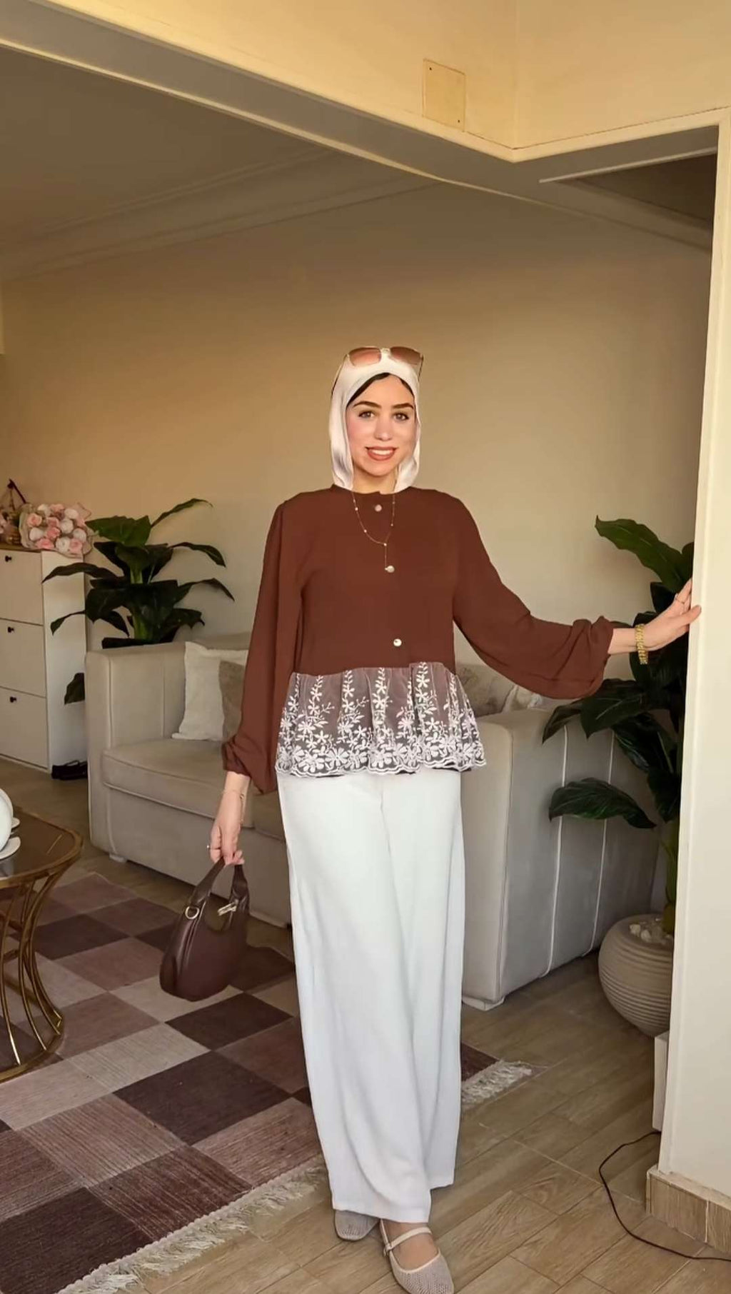 بلوزة دانتيل بنية
