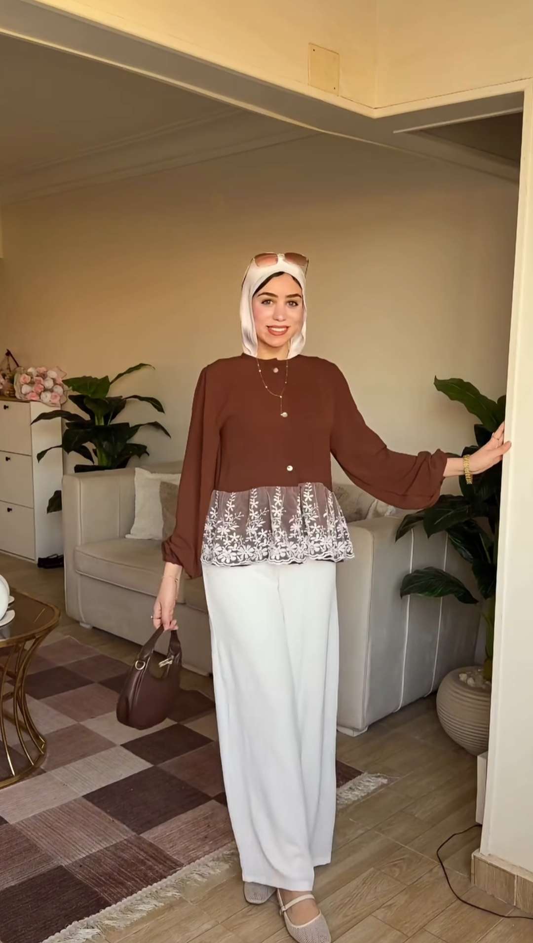 بلوزة دانتيل بنية