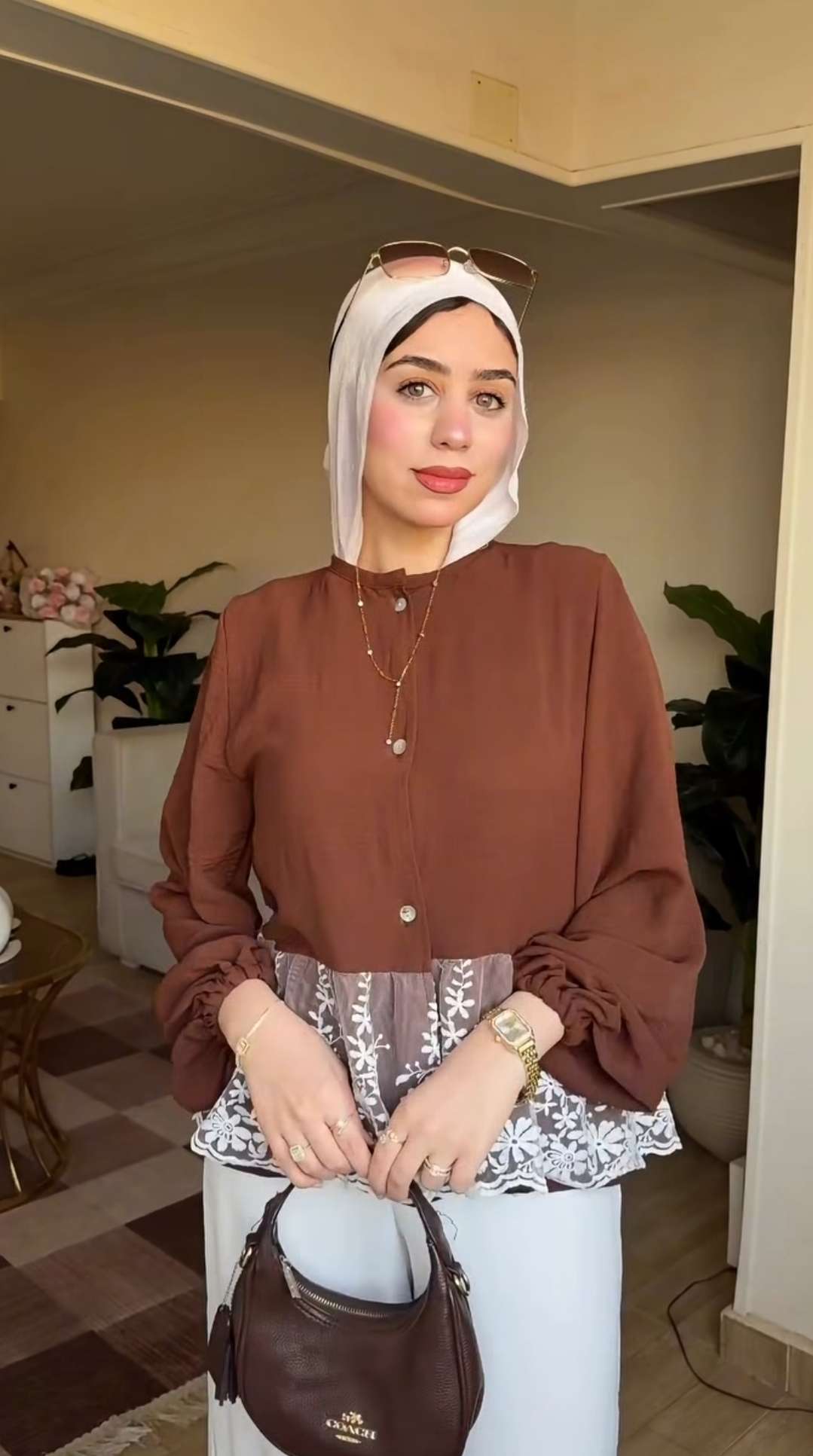 بلوزة دانتيل بنية