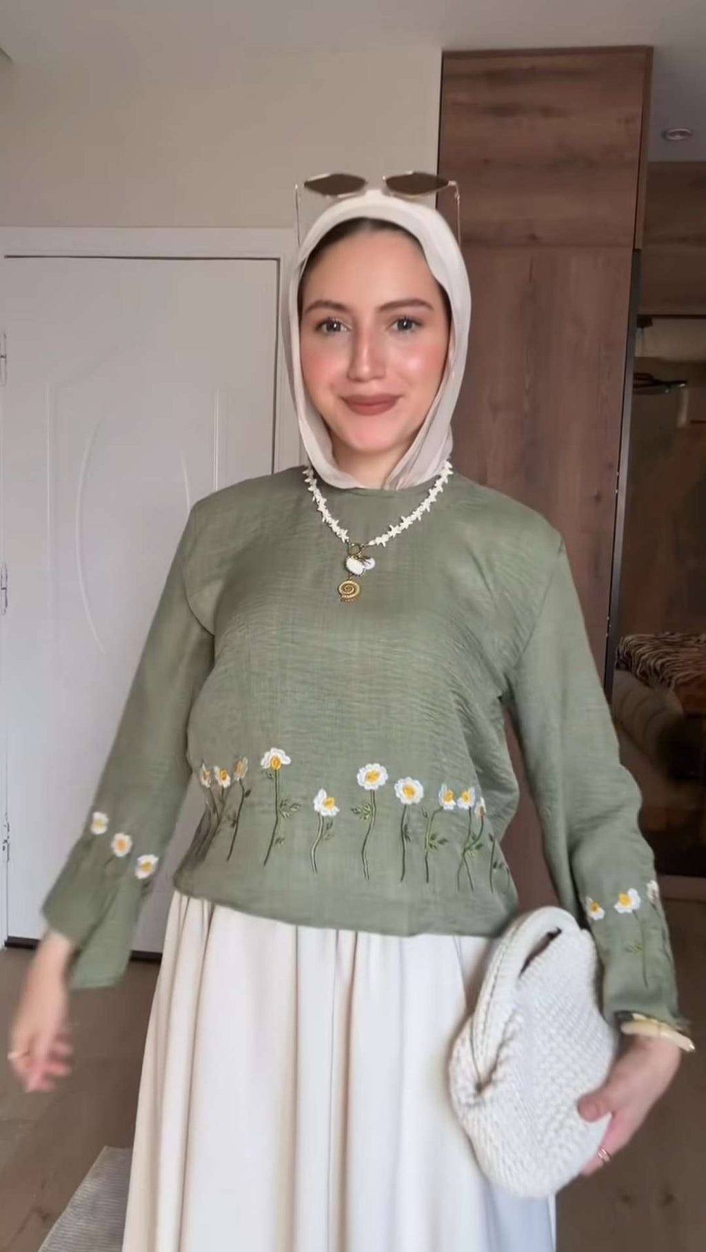 بلوزة مطرزة لامعة