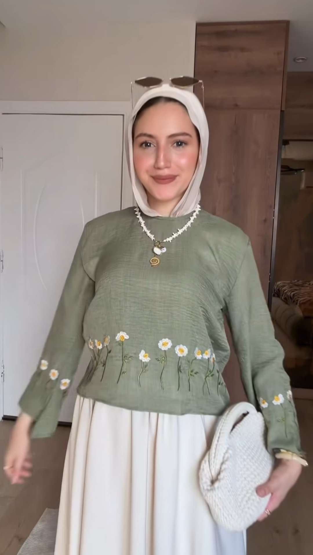 بلوزة مطرزة لامعة