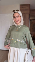بلوزة مطرزة لامعة