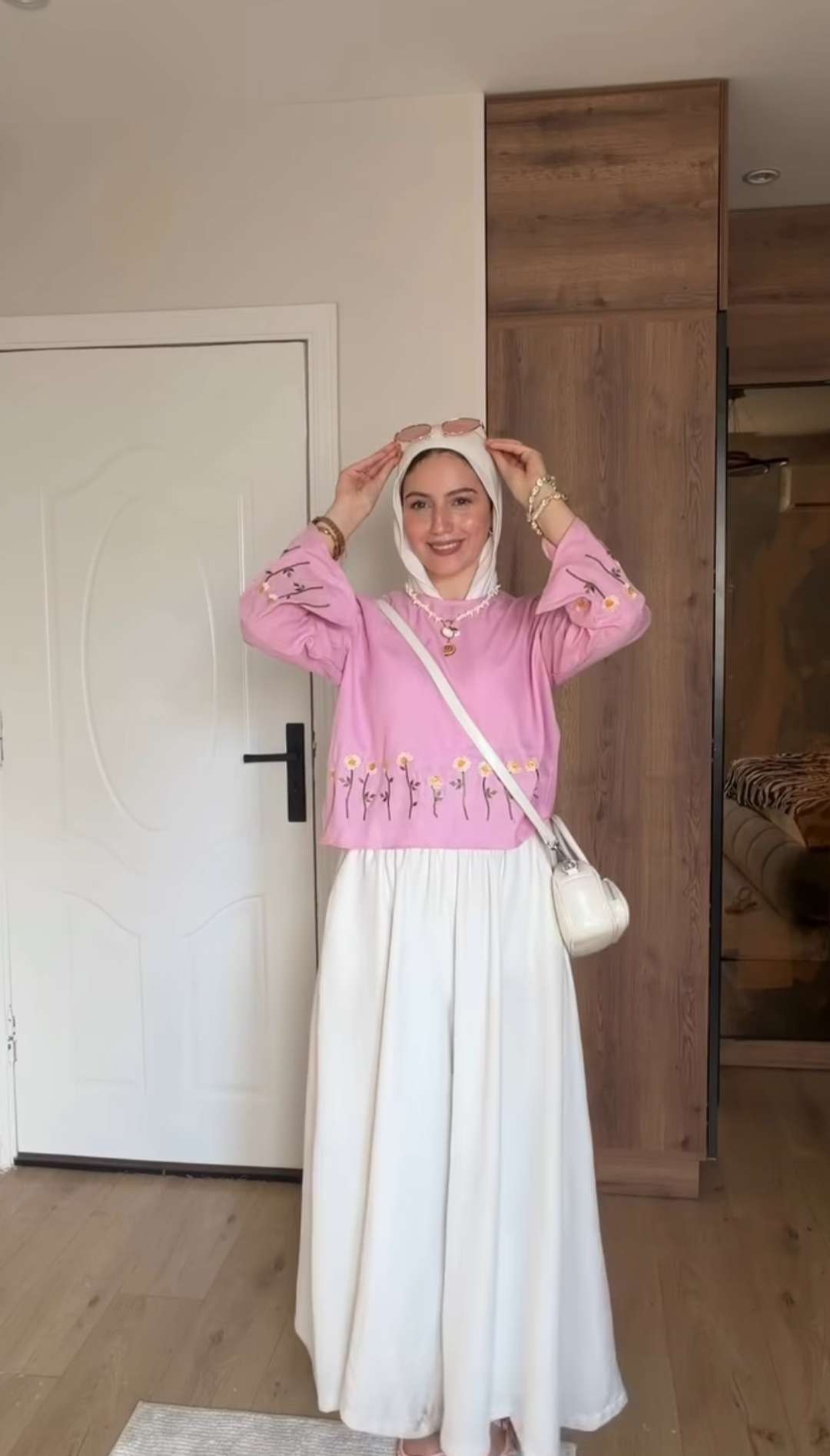 بلوزة وردية مطرزة