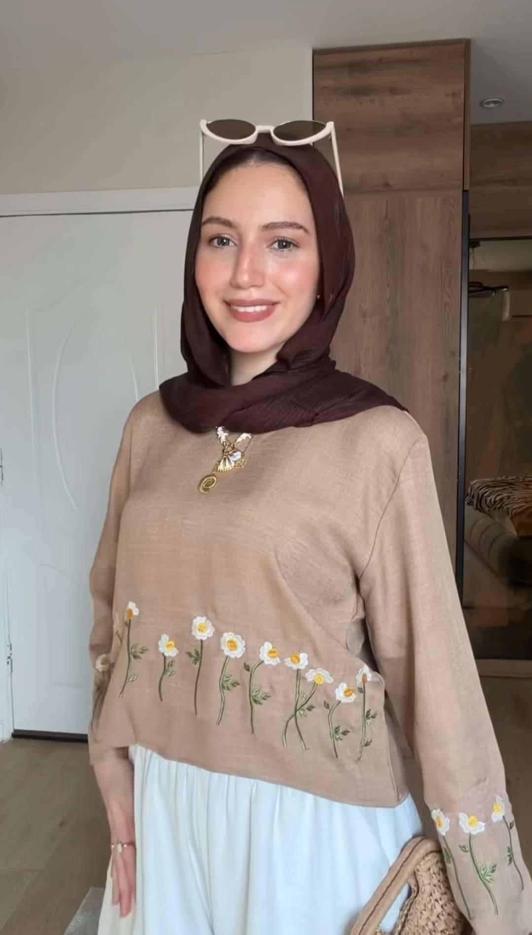 بلوزة مطرزة بنقشة المقاهي