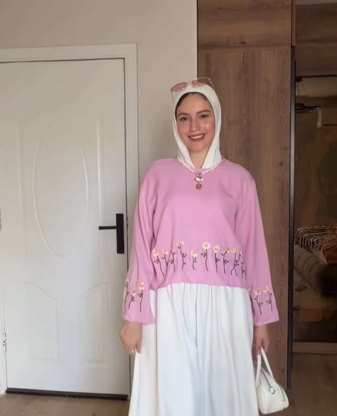 بلوزة وردية مطرزة