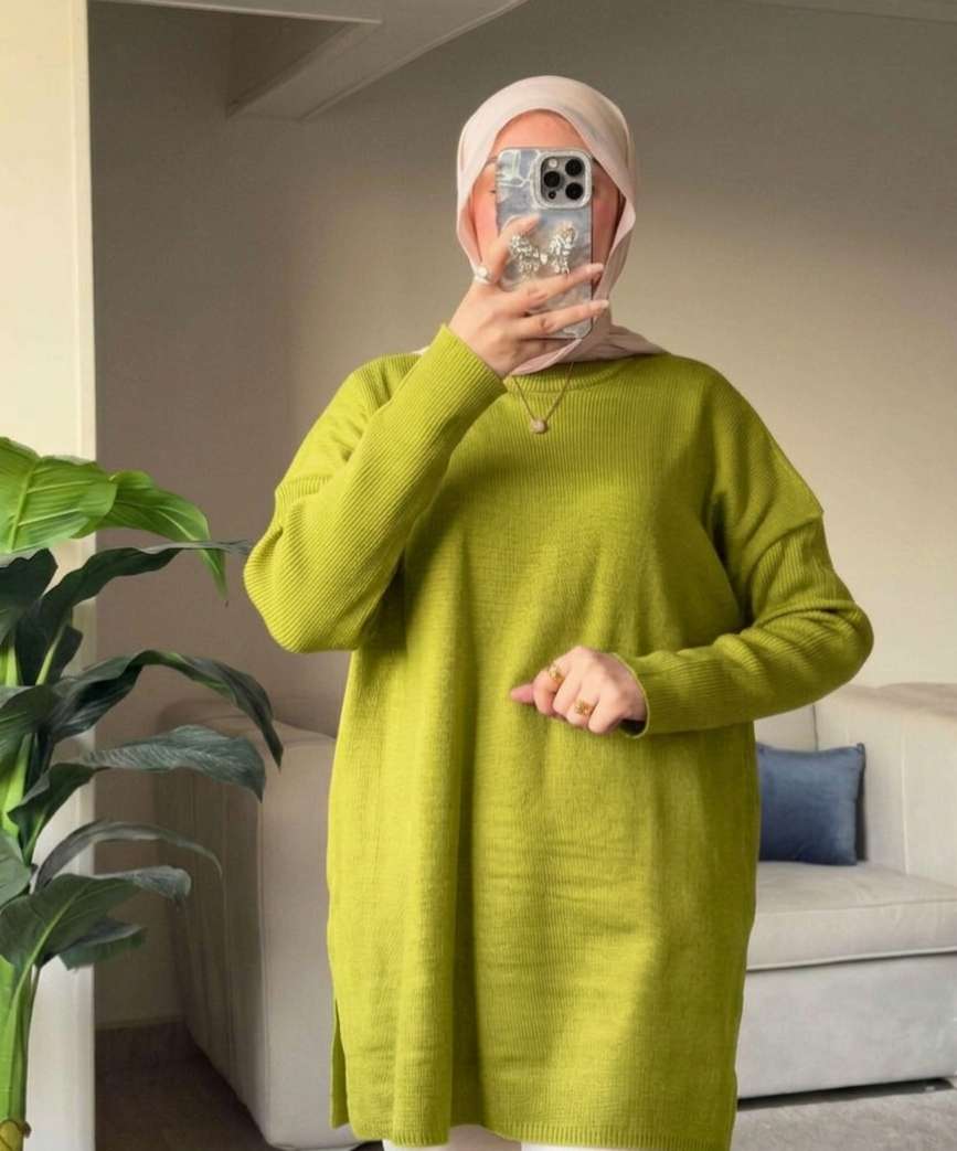 Kiwi pullover with side opening.