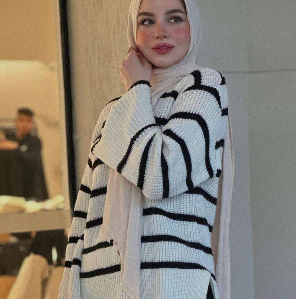 White Striped Pullover With Wide Sleeves.