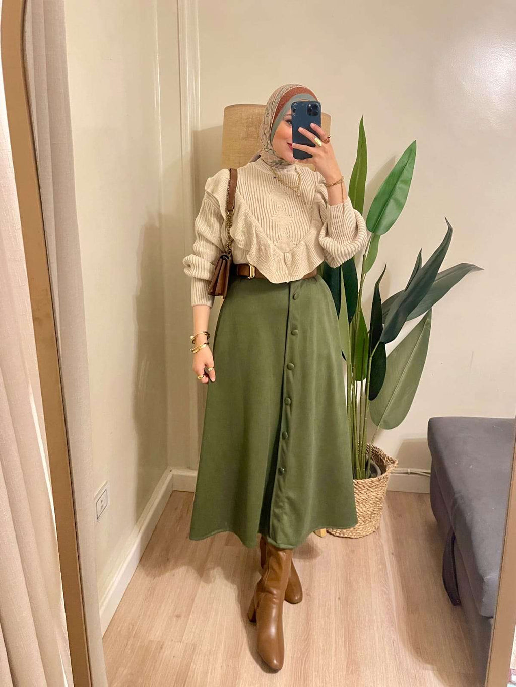 Oily Suede Skirt With Botton